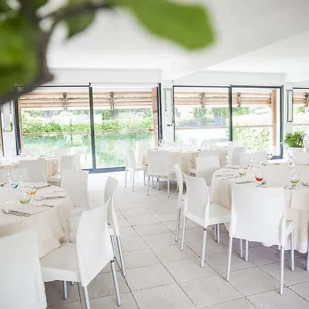Готель Acquaviva Del Garda